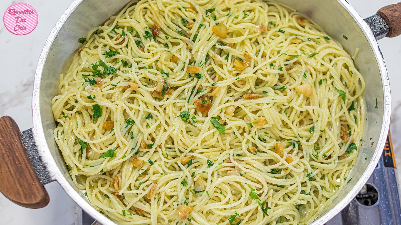 COMO FAZER UM MACARRÃO ALHO E ÓLEO CREMOSO PERFEITO! - POUCOS INGREDIENTES E MUITO DELICIO... 11 receita de Macarrão alho e óleo